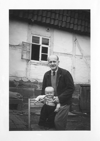 Schwarz-Weiß-Foto: In dem Dorf Angerstein im Jahre 1954.