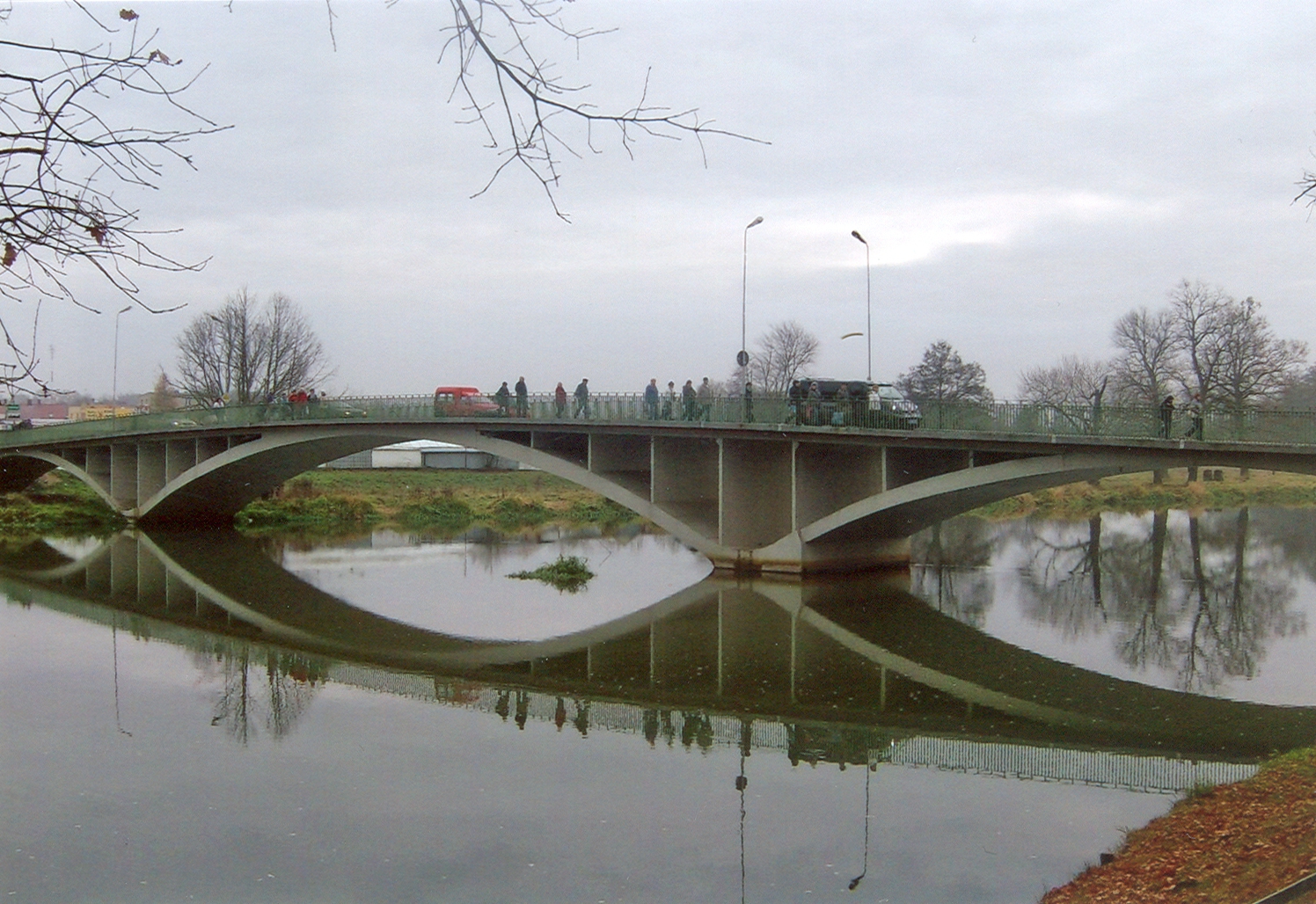 Farbfoto: Die Brücke über die Neiße von Bad Muskau in Deutschland rechts im Bild nach Leknica in Polen links im Bild im November des Jahres 2011. Fotograf: Ralph Ivert.