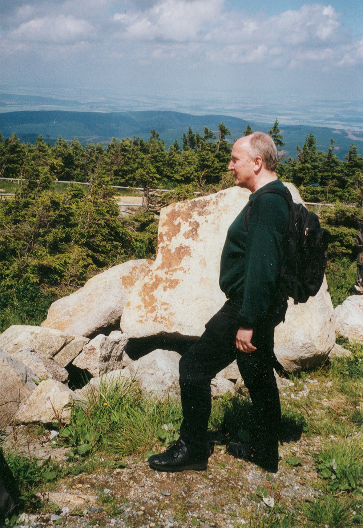 Farbphoto: Im Bildvordergrund: Erwin Thomasius auf dem Brocken im Harz am 21. Juni 2008. Bildhintergrund: Blick Richtung Hildesheim. Photograph: Dr.A.B.