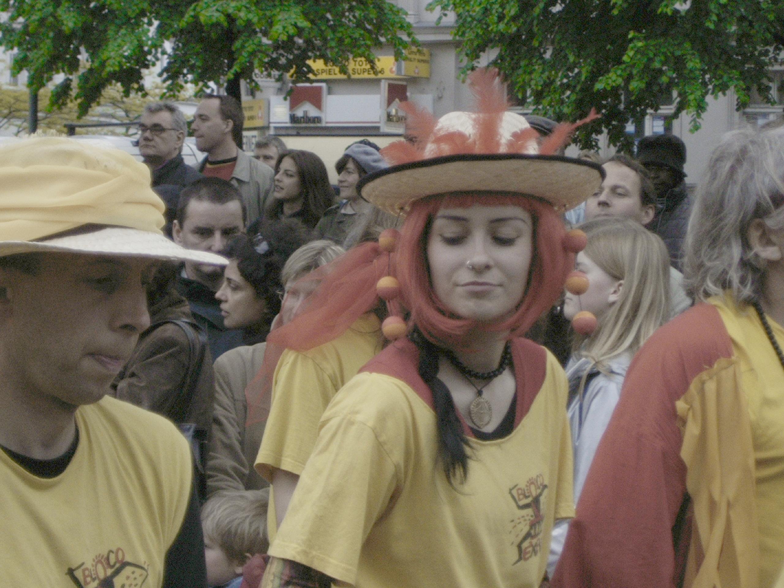 Photo vom Karneval der Kulturen am Sonntag, dem 15. Mai 2005 in Kreuzberg in Berlin. Photo: Kim Hartley.