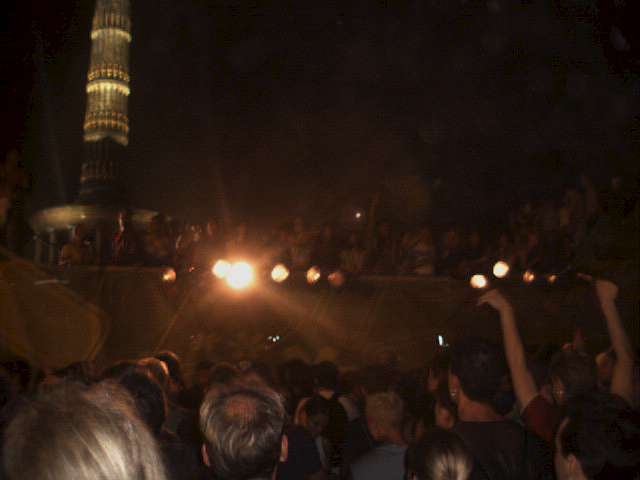 Photo von der Nacht nach der Loveparade in Berlin am 21.07.2001 unter der Siegesäule