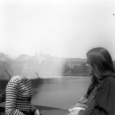 Schwarz-Weiß-Foto: Eine Frau aus Kanada und Wolfgang aus Deutschland auf einer Brücke über der Moldau in Prag im Jahre 1973.