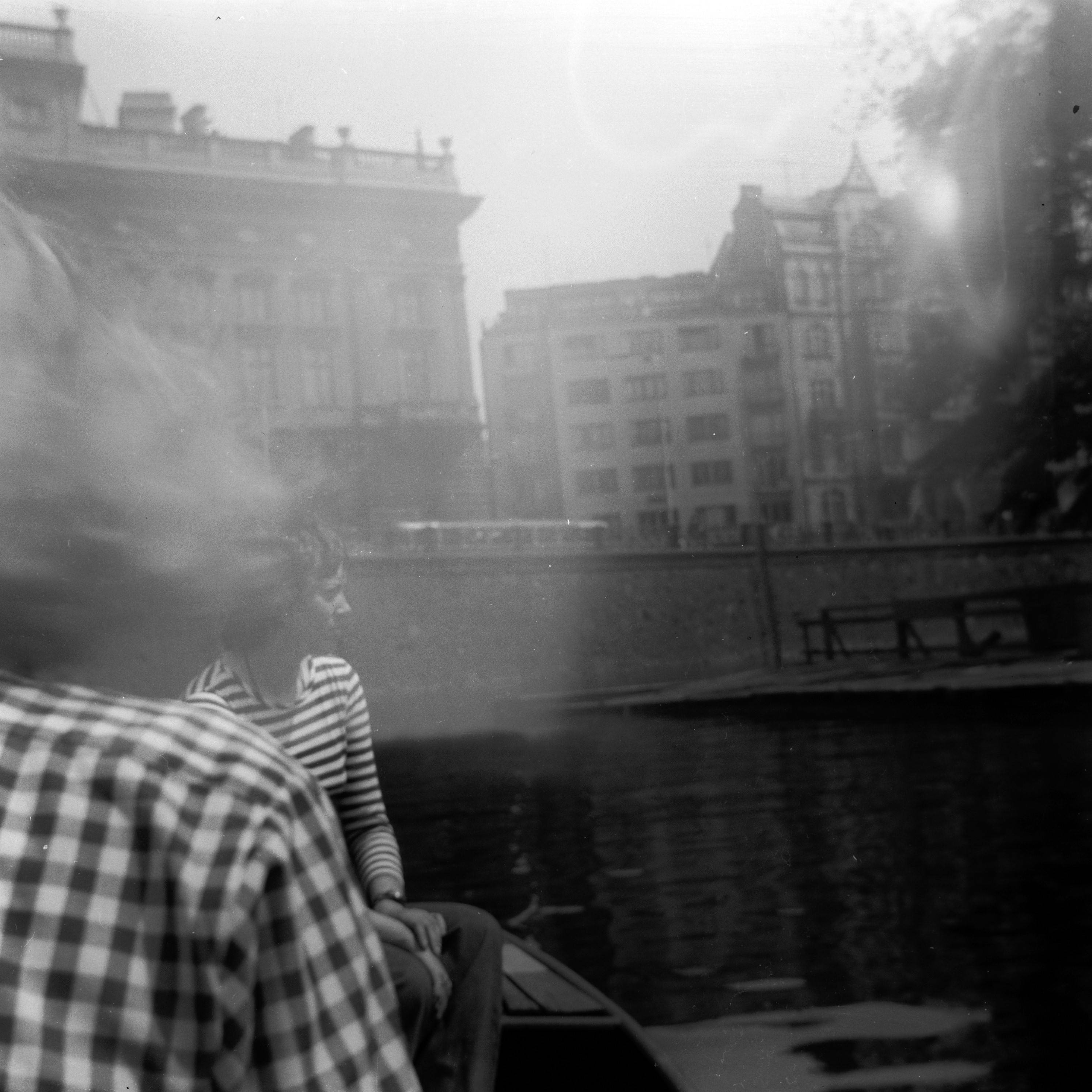 Schwarz-Weiß-Foto: Im Boot auf der Moldau in Prag im Jahre 1973.