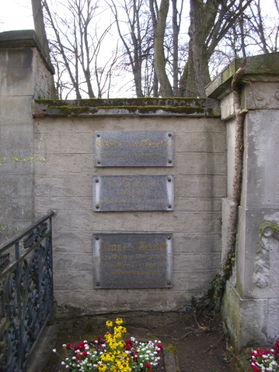 Farbfoto:  Die Gedenktafeln f&uuml;r Ottilie von Goethe, f&uuml;r Ottilies Mutter und f&uuml;r Ottilies Tochter Alma von Goethe an dem Familiengrab der Famile Goethe in Weimar im Jahre 2012. Fotograf: Bernd Paepcke.